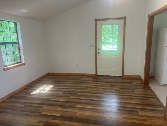 Building Photo - 1 bedroom 1 bathroom