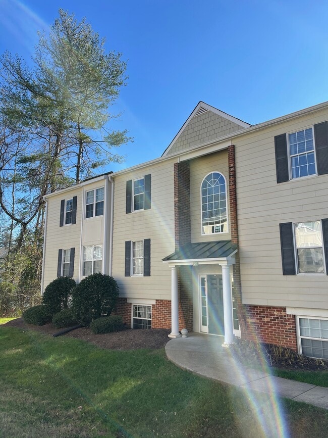 Building Photo - 1217 Villa Ln