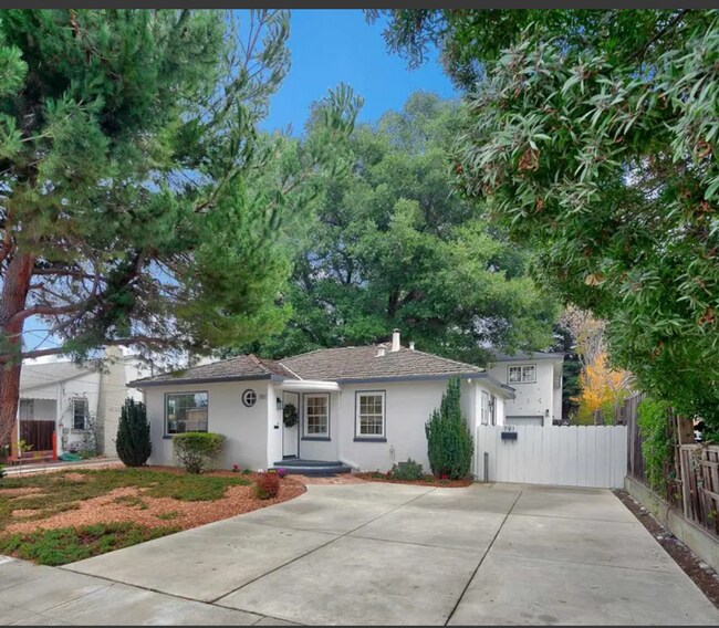 Primary Photo - Charming 2BR/2BA Home in Prime Mountain Vi...