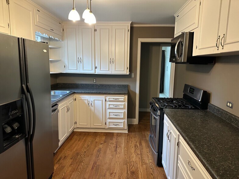 Building Photo - 3235 S Troost Ave