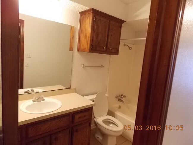Building Photo - Duplex for lese