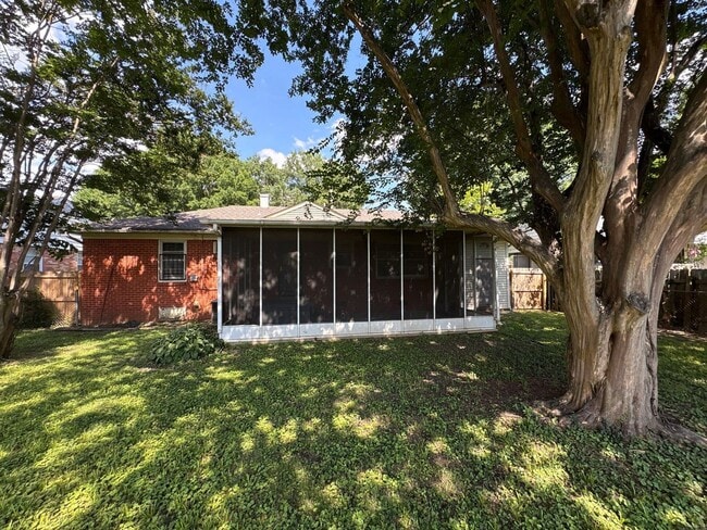 Building Photo - 1711 Myrna Ln