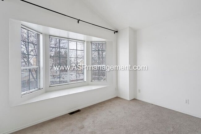 Building Photo - SANDY BEAUTIFUL 5 BED 3 BATH FAMILY HOME