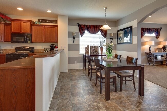 Building Photo - Move in ready home located on the SW side ...