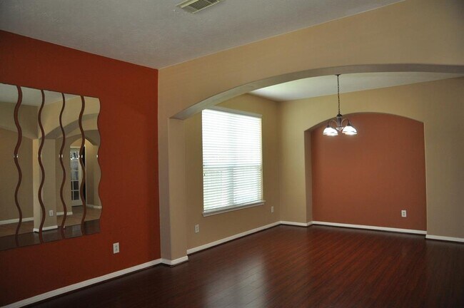 Building Photo - 2222 Drake Falls Dr