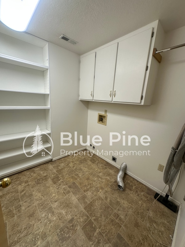Building Photo - 1077 E 1300 N