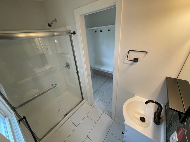 Building Photo - Charming Bungalow