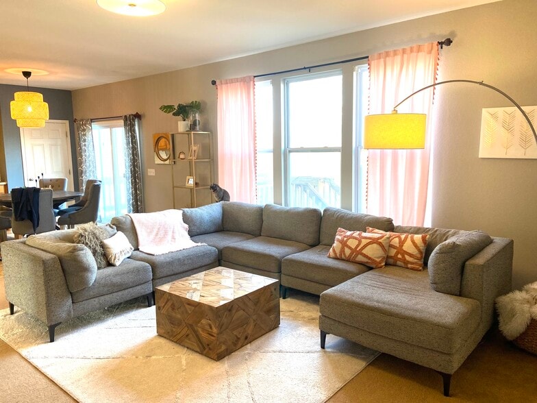 Family room - 1207 N 207th Cir