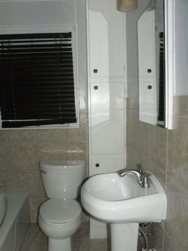Building Photo - THIS COULD BE YOUR NEW HOME, BUSINESS, OR BOTH!