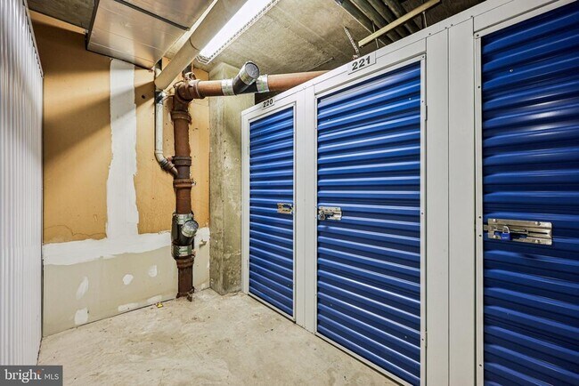 Building Photo - 4500 S Four Mile Run Dr