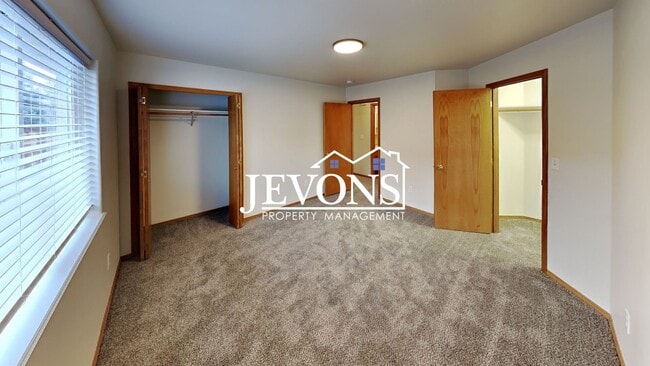 Building Photo - Two-bedroom home with a fully equipped kit...