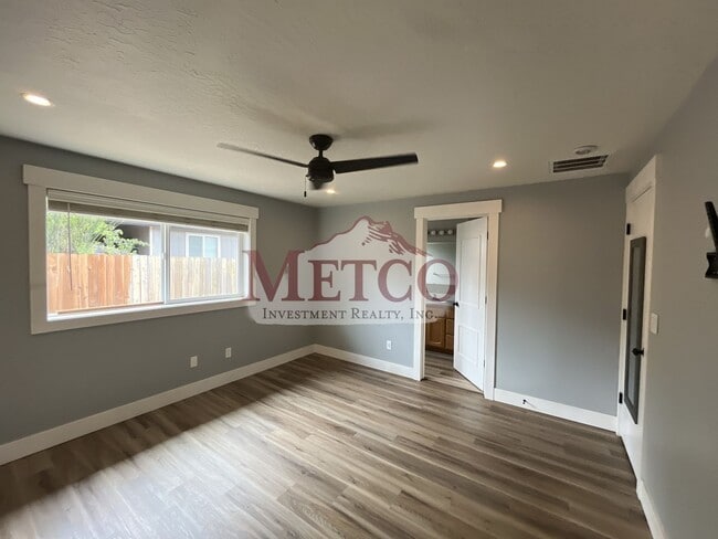 Building Photo - 536 Creswood Dr