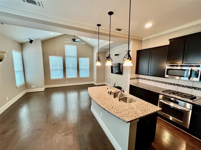 Building Photo - 736 Nicholson St