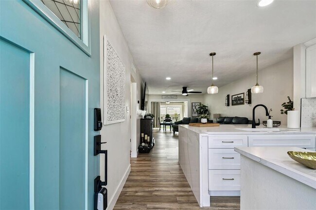 Building Photo - 9032 Mission Oaks Blvd