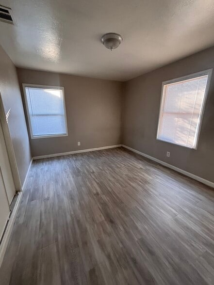 Building Photo - 458 E Downs St