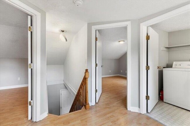 Building Photo - Radford, 3 BR / 2 BA, Available NOW