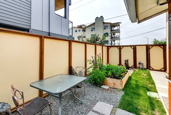 Building Photo - 2428 Alki Ave SW