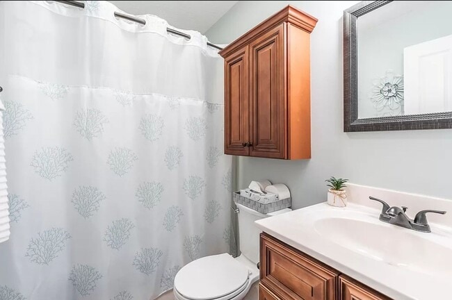 Building Photo - HELLO Georgeous 3 bdrm, 2 bath Single Fami...