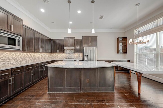 Building Photo - 6711 Saxton Manor St