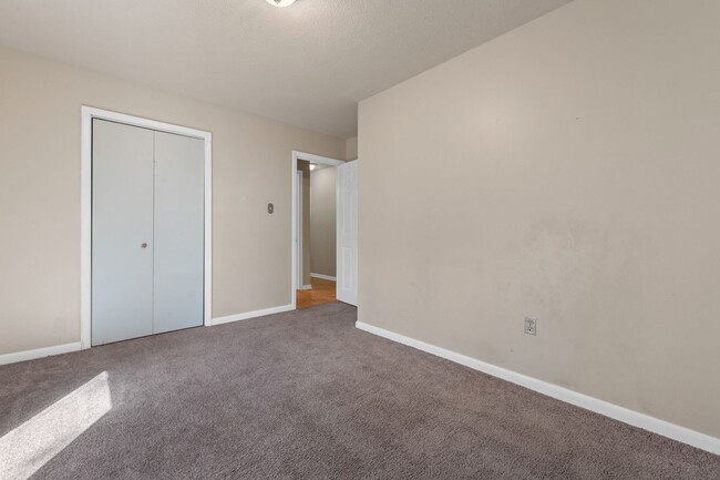 Building Photo - Indianhead Lakes Rental!