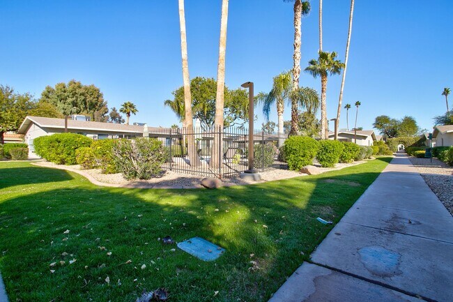 Building Photo - Updated 2 Bedroom, 2 bathroom located in a Gated Community!! Like living at a Resort!  Available ...