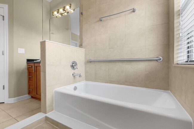 Building Photo - 14525 Damai Ln