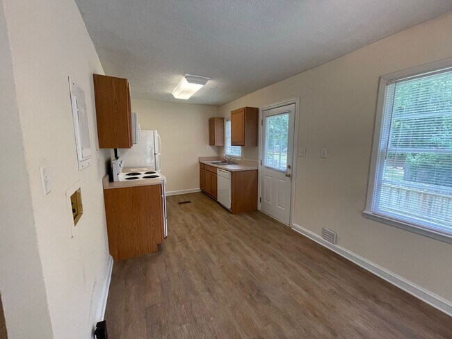 Building Photo - PRE-LEASING FOR JULY 22ND 2026!