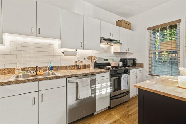 Building Photo - 171 Brooks St