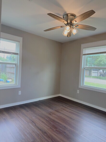 Building Photo - 313 Lovers Ln