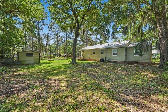 Building Photo - 3 Bed 2 Bath Home with Great Outdoor Space!