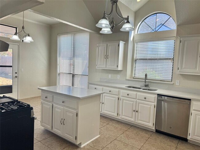 Building Photo - 1913 Lois Lynn Ln