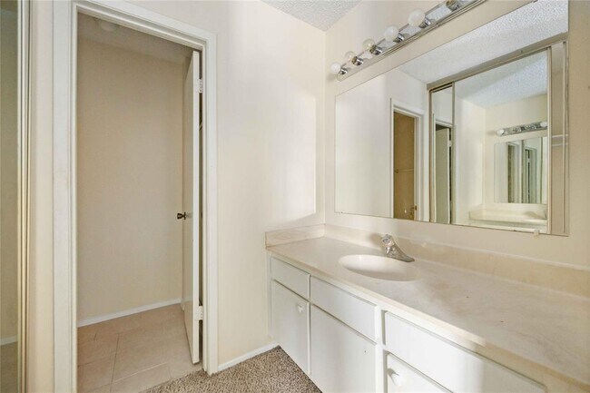 Building Photo - 12033 Bob White Dr
