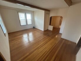 Building Photo - 222 E Lawrence Ave