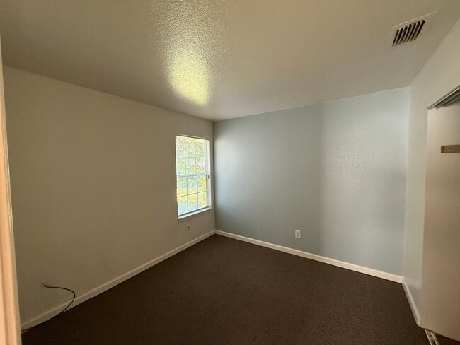 Building Photo - Single story in Modesto!