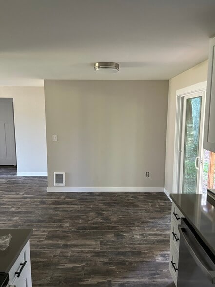 Building Photo - 1602 E Hazel Ave