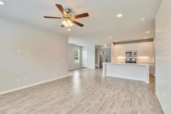 Building Photo - 701 Hays Hill Dr