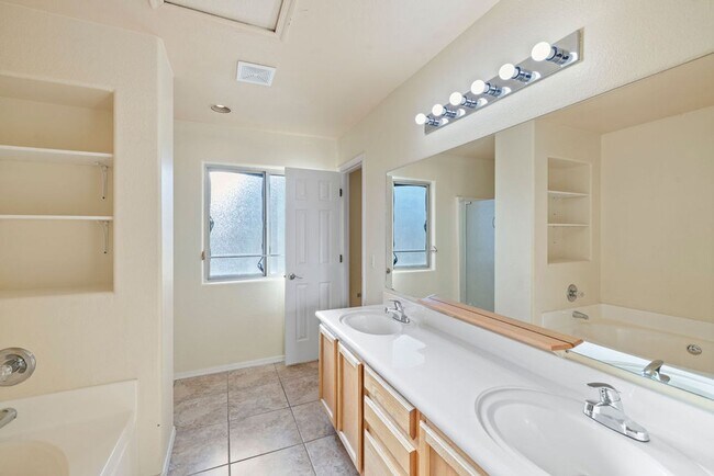 Building Photo - 4 Bedroom Home In Award Winning Vail Schoo...