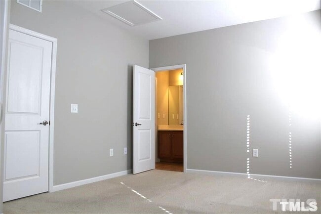 Building Photo - Beautiful 3BR Home in Desirable Kitts Creek RTP Location - MASTER DOWN