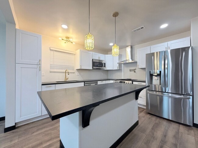 Building Photo - **SEPTEMBER RENT FREE** Beautifully Update...