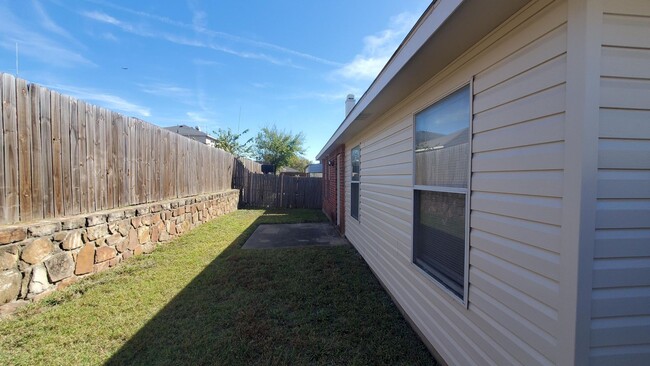 Building Photo - Move in ready Mesquite Home