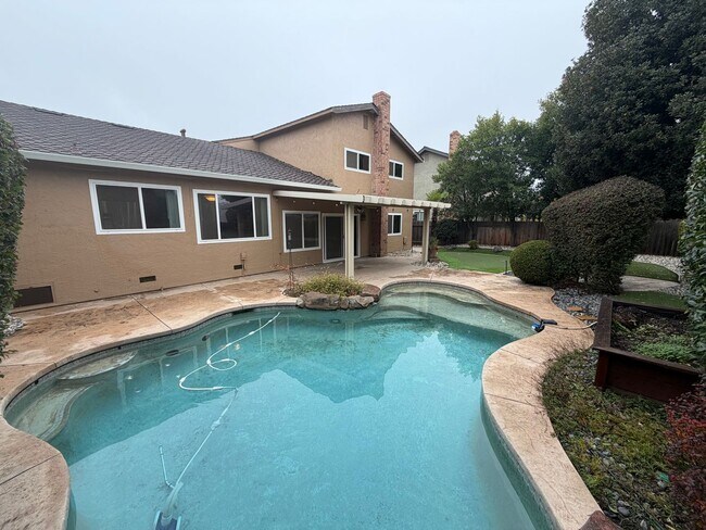 Building Photo - 4 Bedroom | 3 Bathroom | Home in Roseville