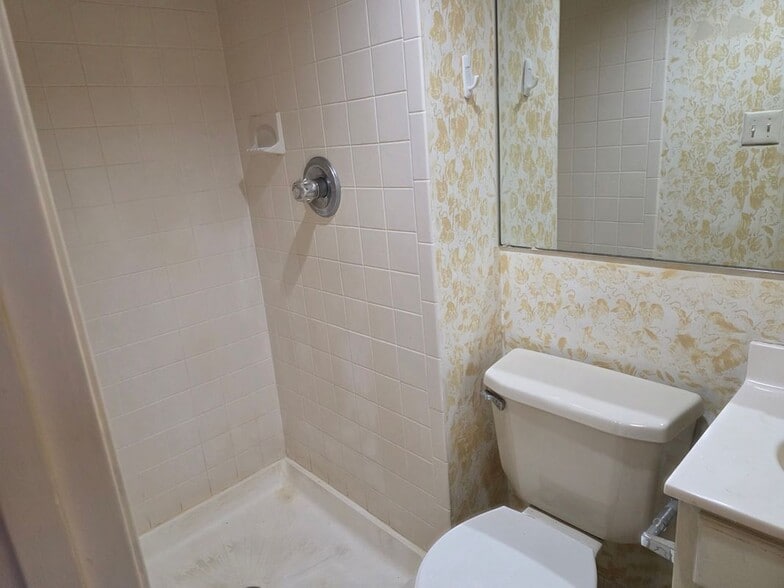 Building Photo - 1707 Meadowbrook Rd