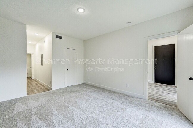 Building Photo - 2100 Tanglewilde St