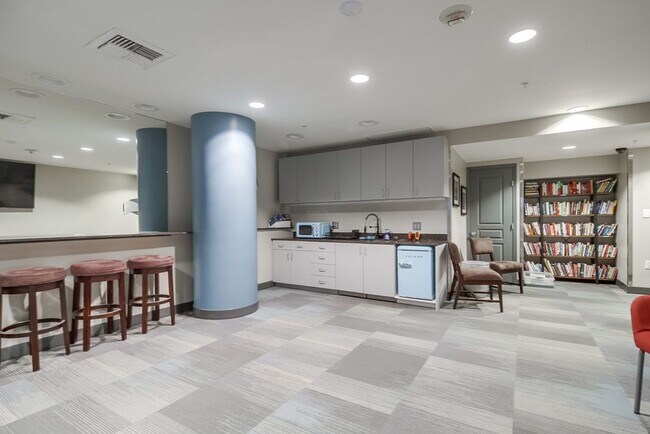 Building Photo - Modern 2 bed / 2 bath Condo in Little Ital...