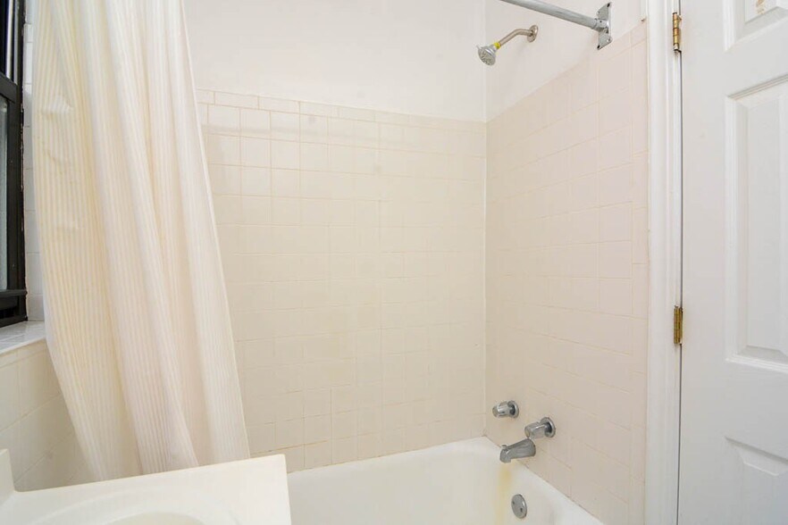 Building Photo - 1352 N Dearborn St