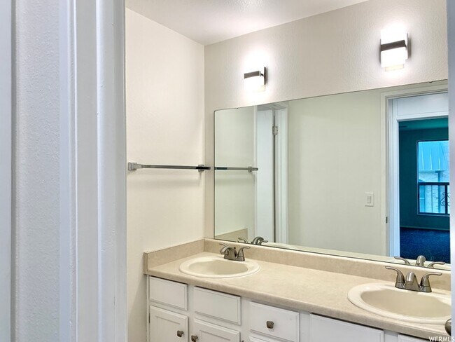 Building Photo - 4860 S Highland Cir