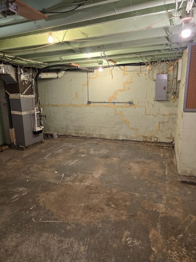 Building Photo - 204 S Robbins Ct