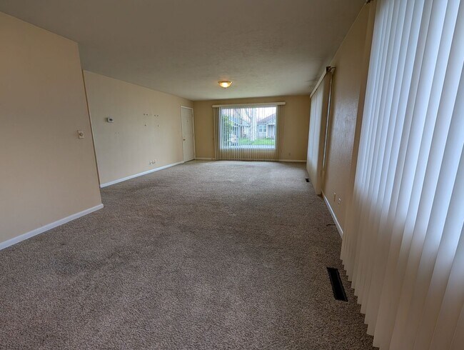 Building Photo - Spacious 3 Bedroom Normal Hill House with Large Garage