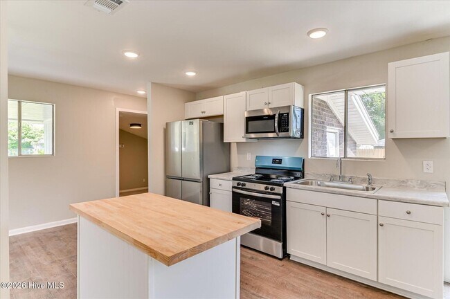 Building Photo - 1831 Cottonwood Dr