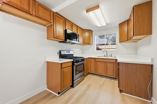 Building Photo - 5130 N River Rd